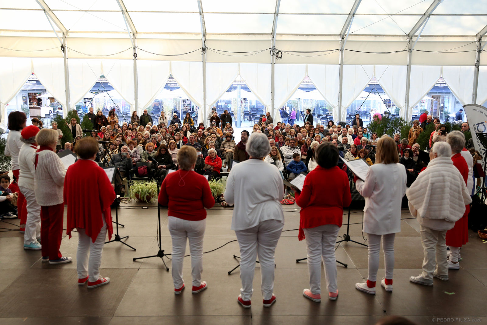 VoxCor vestido de branco e vermelho a cantar em Cascais