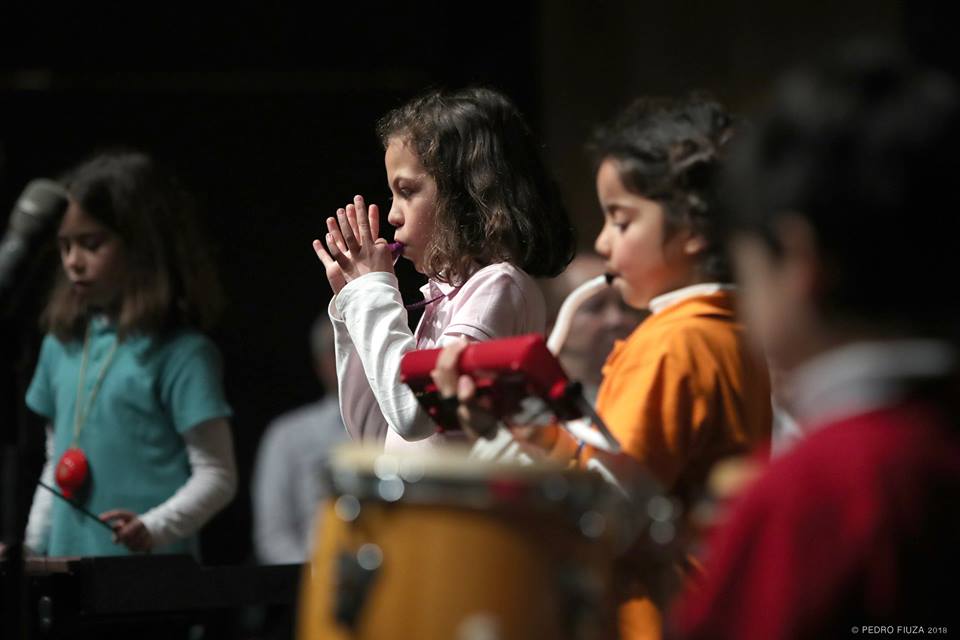 Crianças do VoxPueri a tocar ocarinas e a cantar