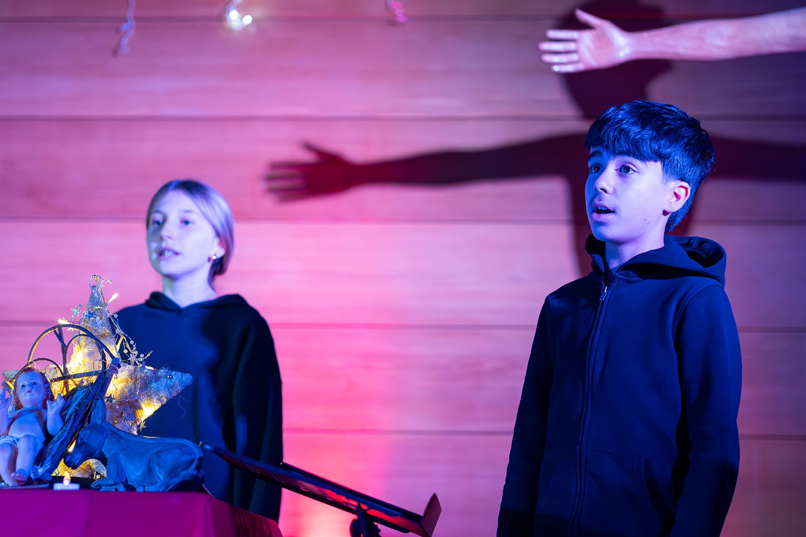 Jovens da VoxLaci a cantar e a criar movimento em conjunto