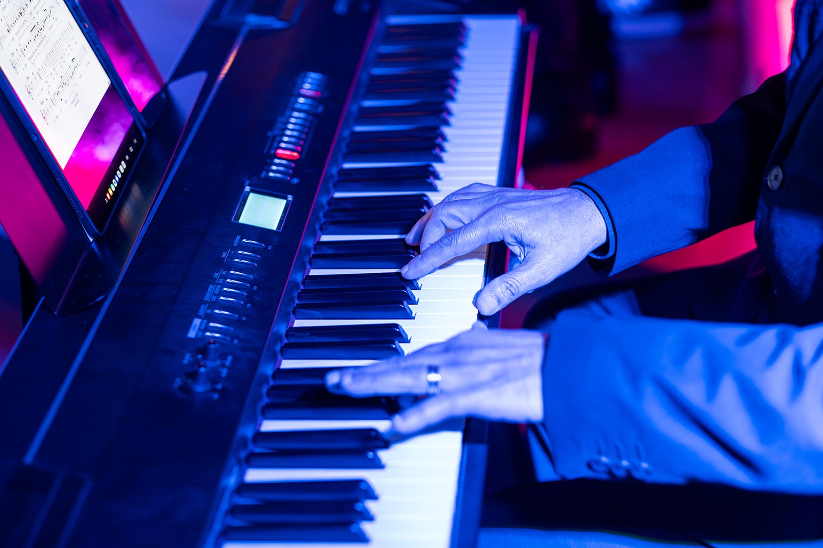 Mãos a tocar piano durante uma atuação da VoxLaci